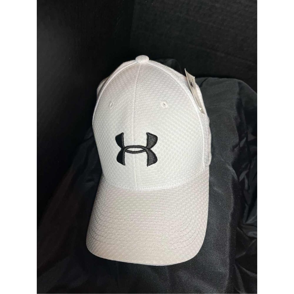 White Small/medium Under Armour fitted hat NWT